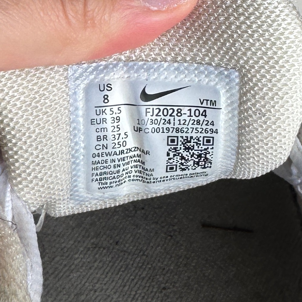 Nike Zoom Vomero 5 white Women's Shoes with Reflective Accents 8 - Picture 7 of 7